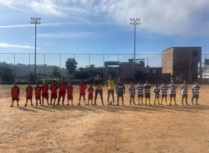 Times perfilados no campo na abertura da Copa Noroeste
