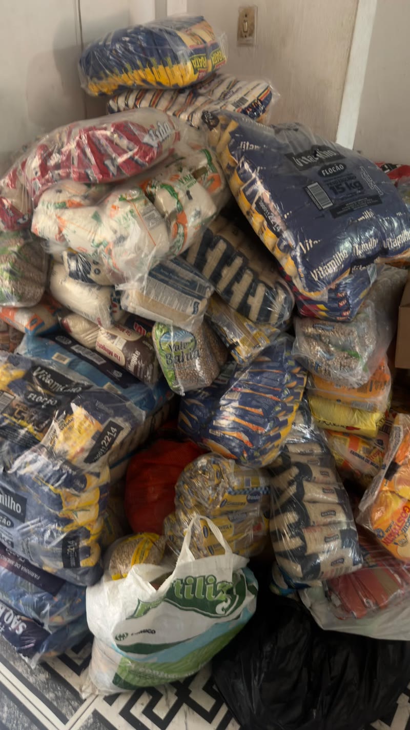 Pilha de pacotes de arroz, feijão, flocão e outros alimentos arrecadados