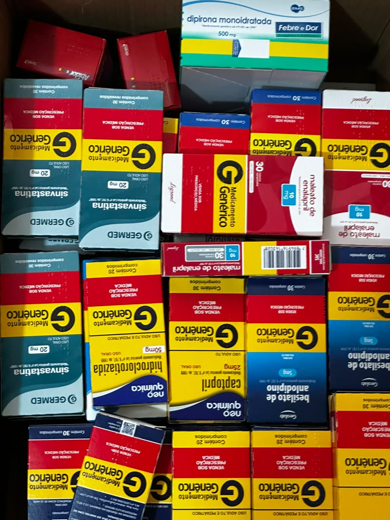 Caixa cheia de medicamentos genéricos para doação